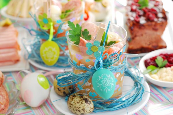 Batido en un vaso en un plato con decoración