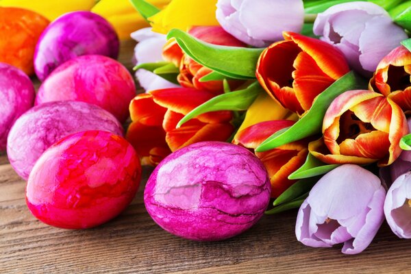 Huevos de Pascua en el fondo de las flores