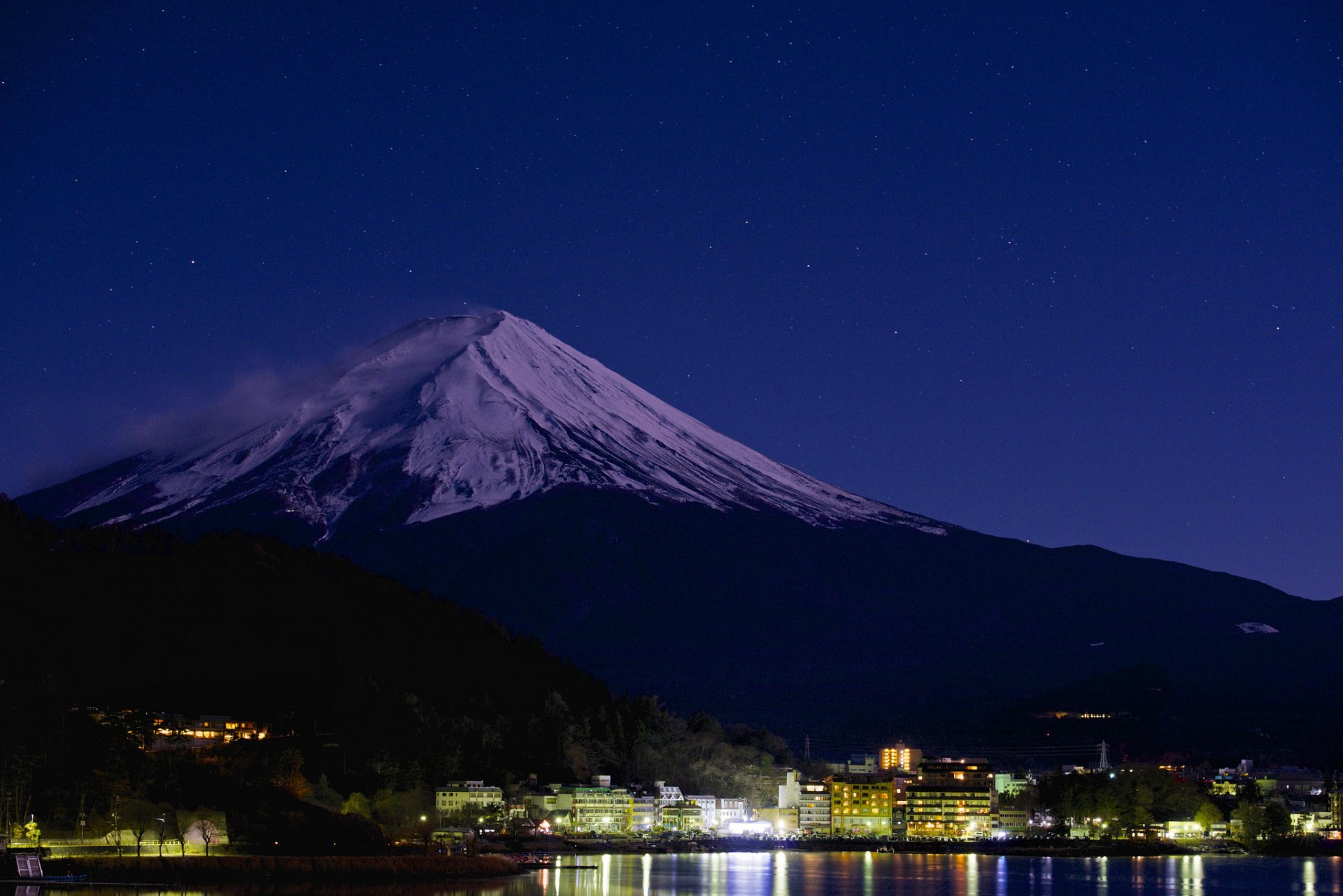 japón montaña fujiyama cielo lago noche luces