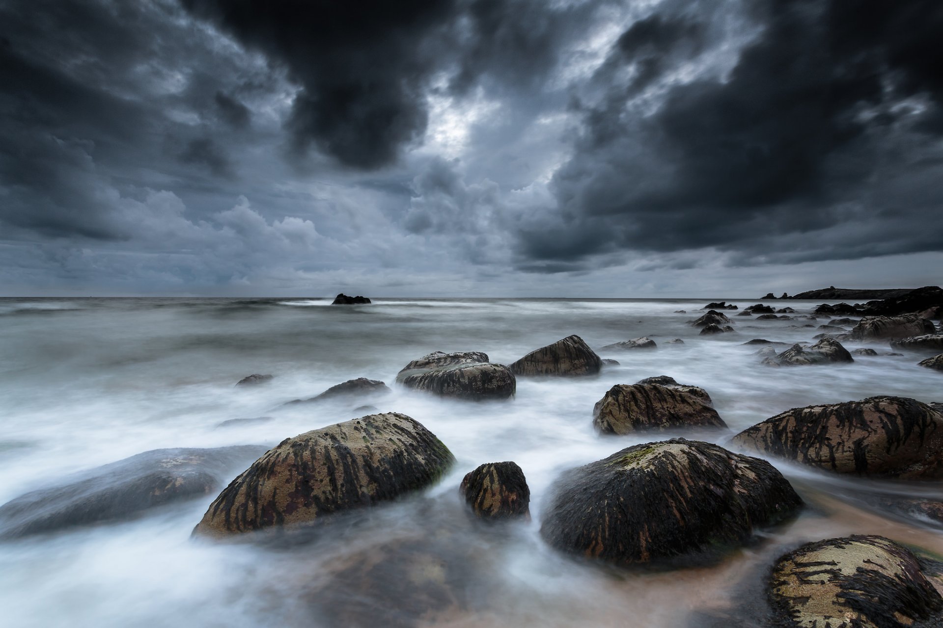 france mer celtique nuages pierres ciel sombre