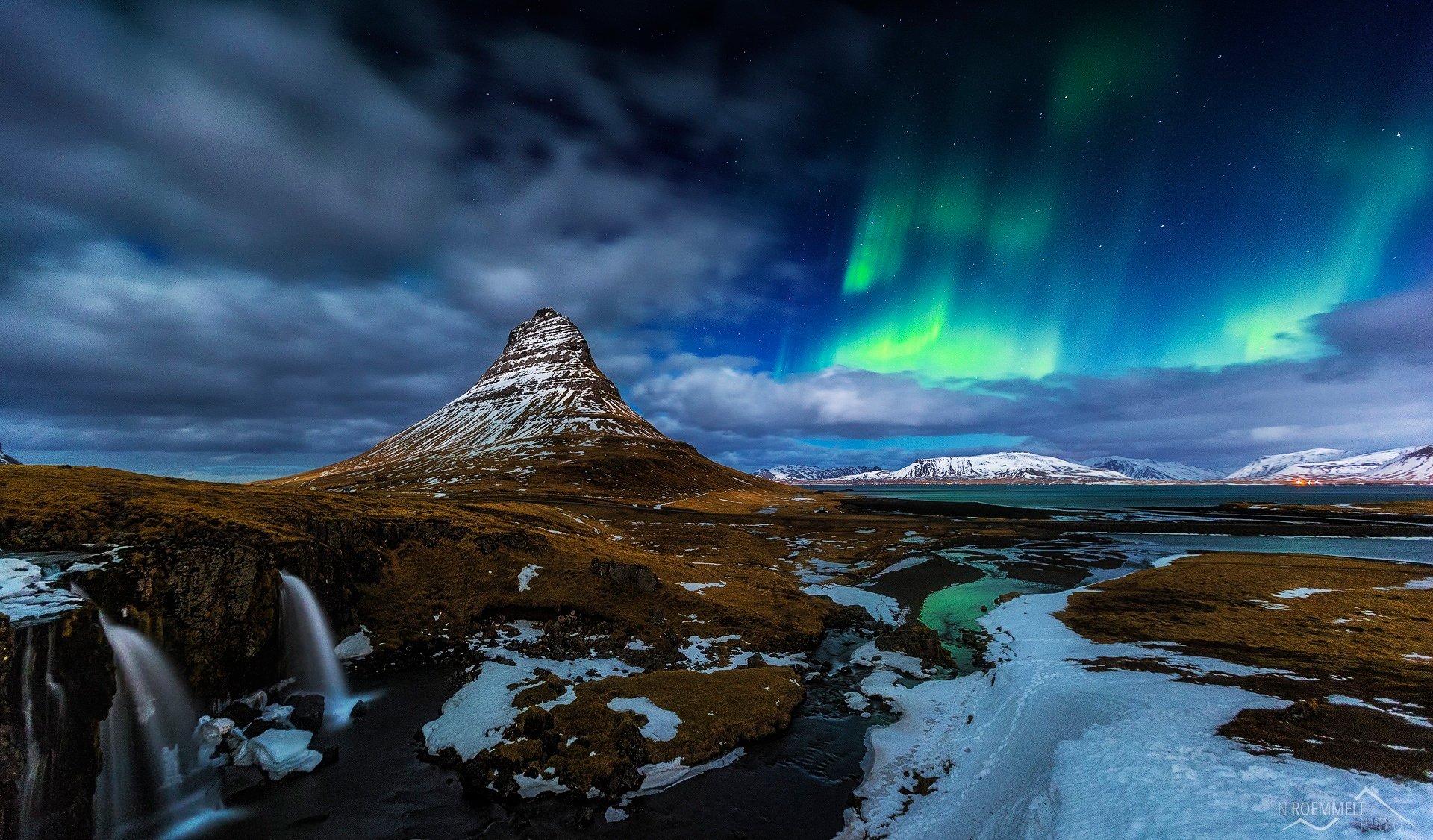 islandia kirkjufell montaña volcán rocas cascada nieve noche aurora boreal