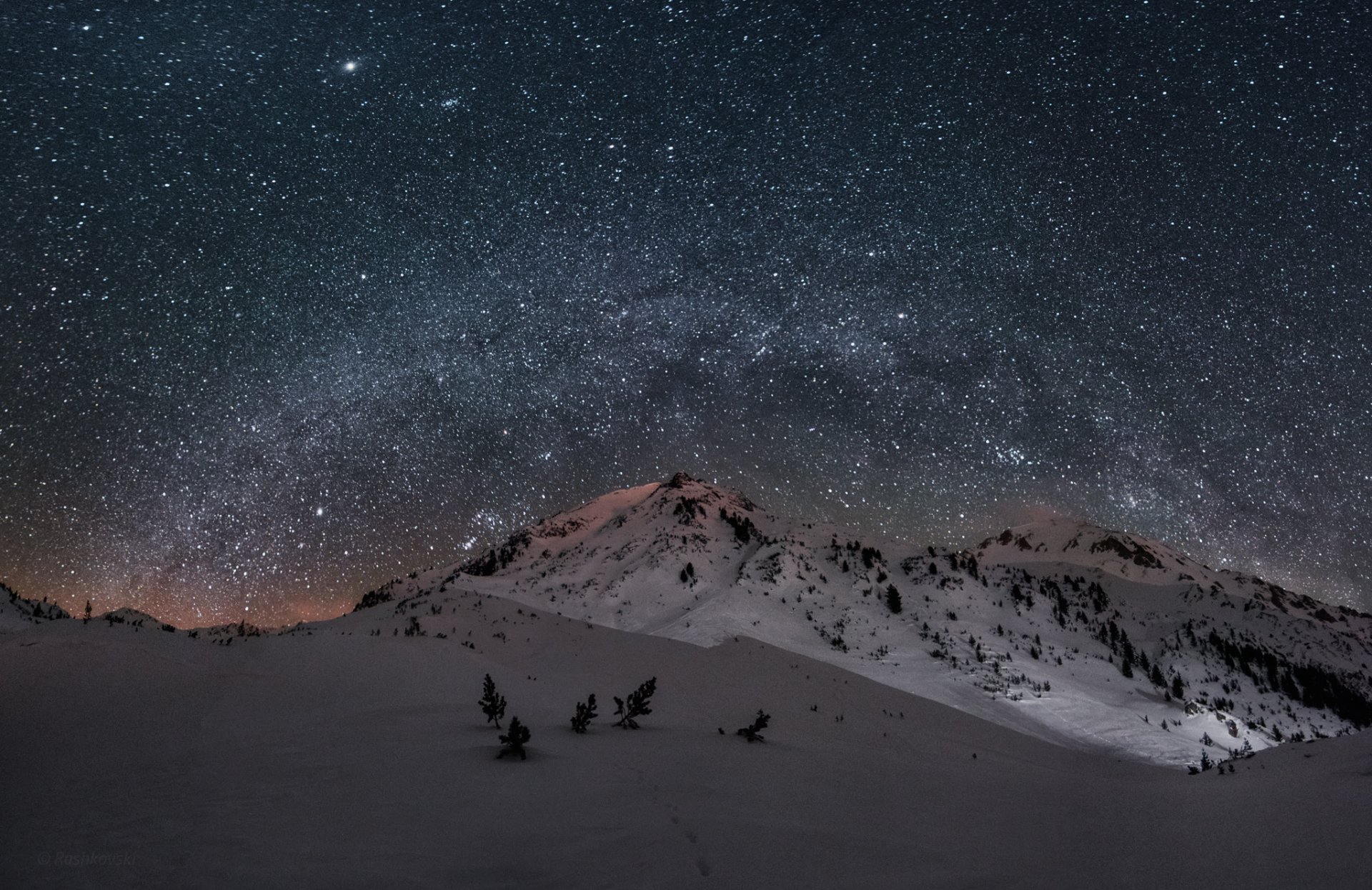 montañas nieve noche cielo estrellas vía láctea