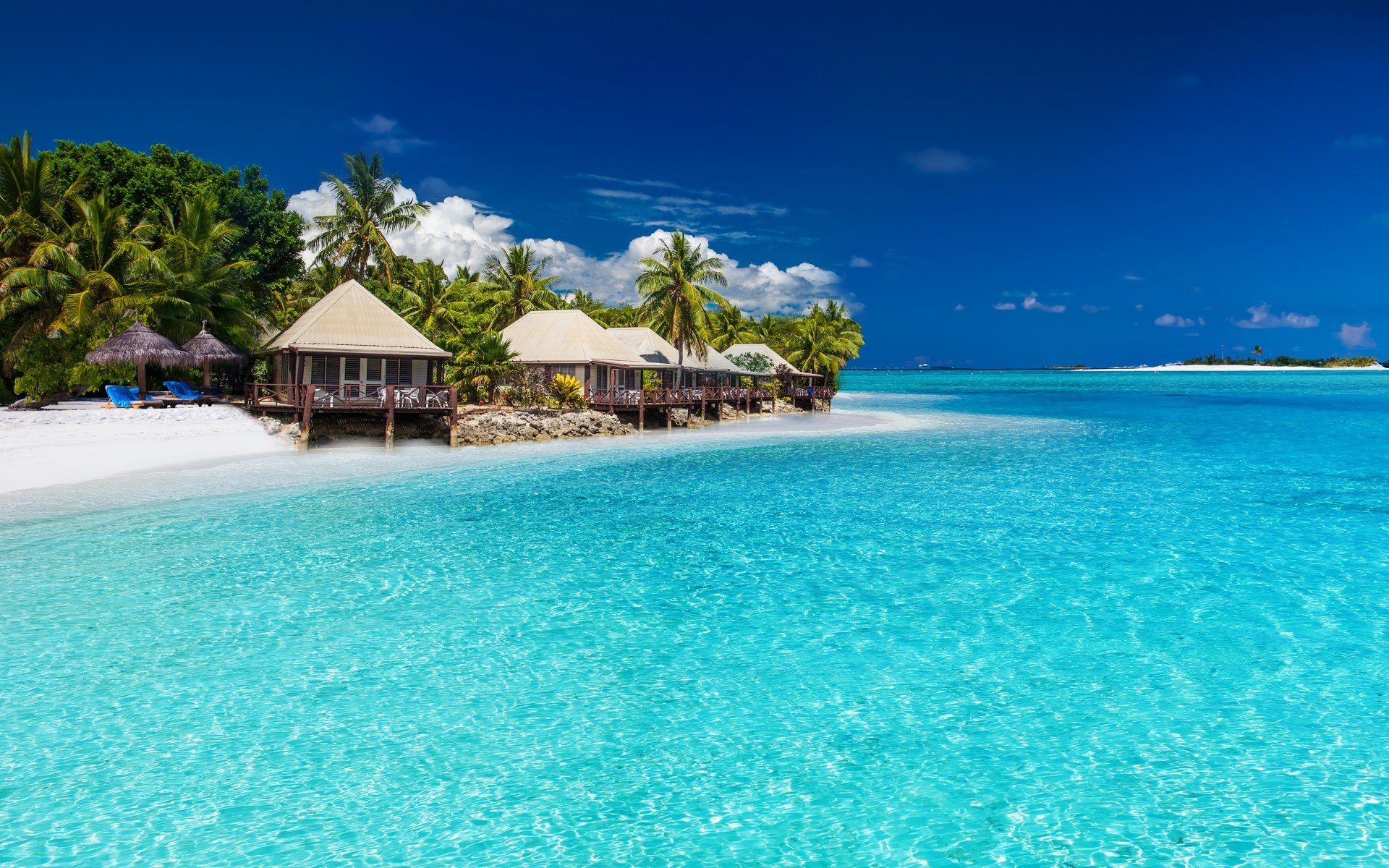 océano playa bungalow palmeras cielo nubes