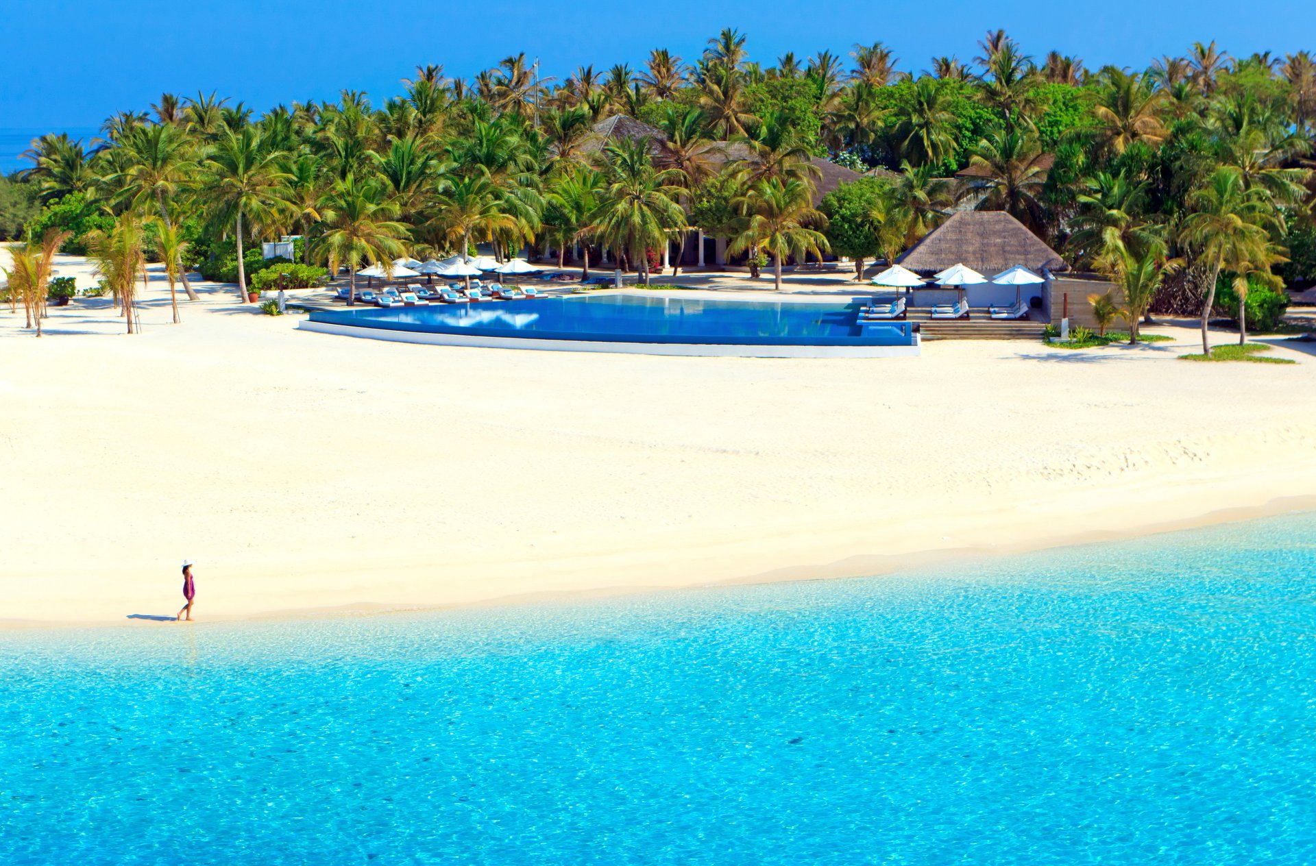 maldive tropici velassaru isola resort vacanze mare sole spiaggia spiaggia sabbia palme piscina sedie a sdraio