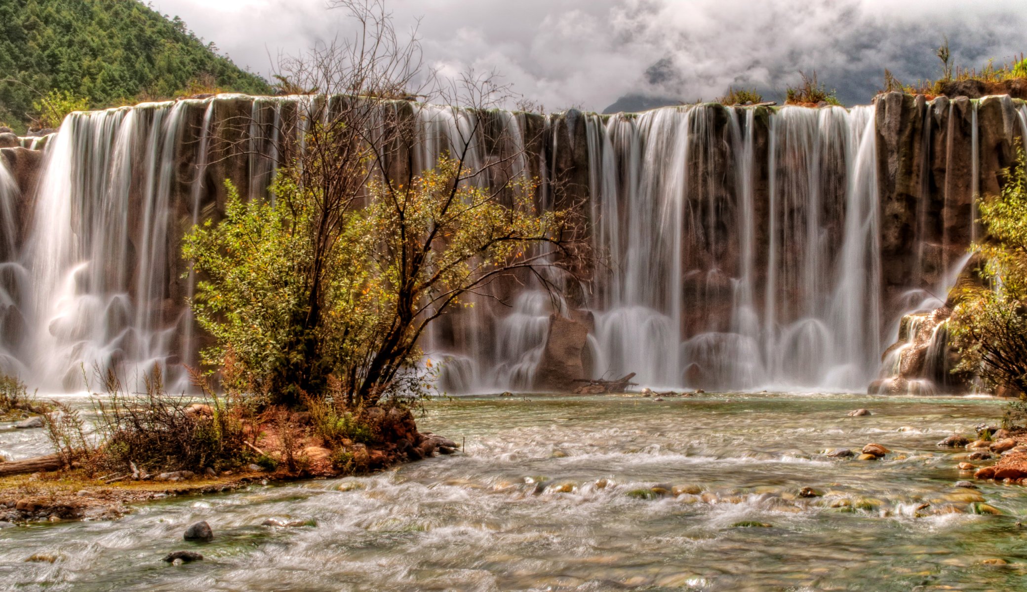 yulong montaña de nieve china río de montaña piedras roca cascada