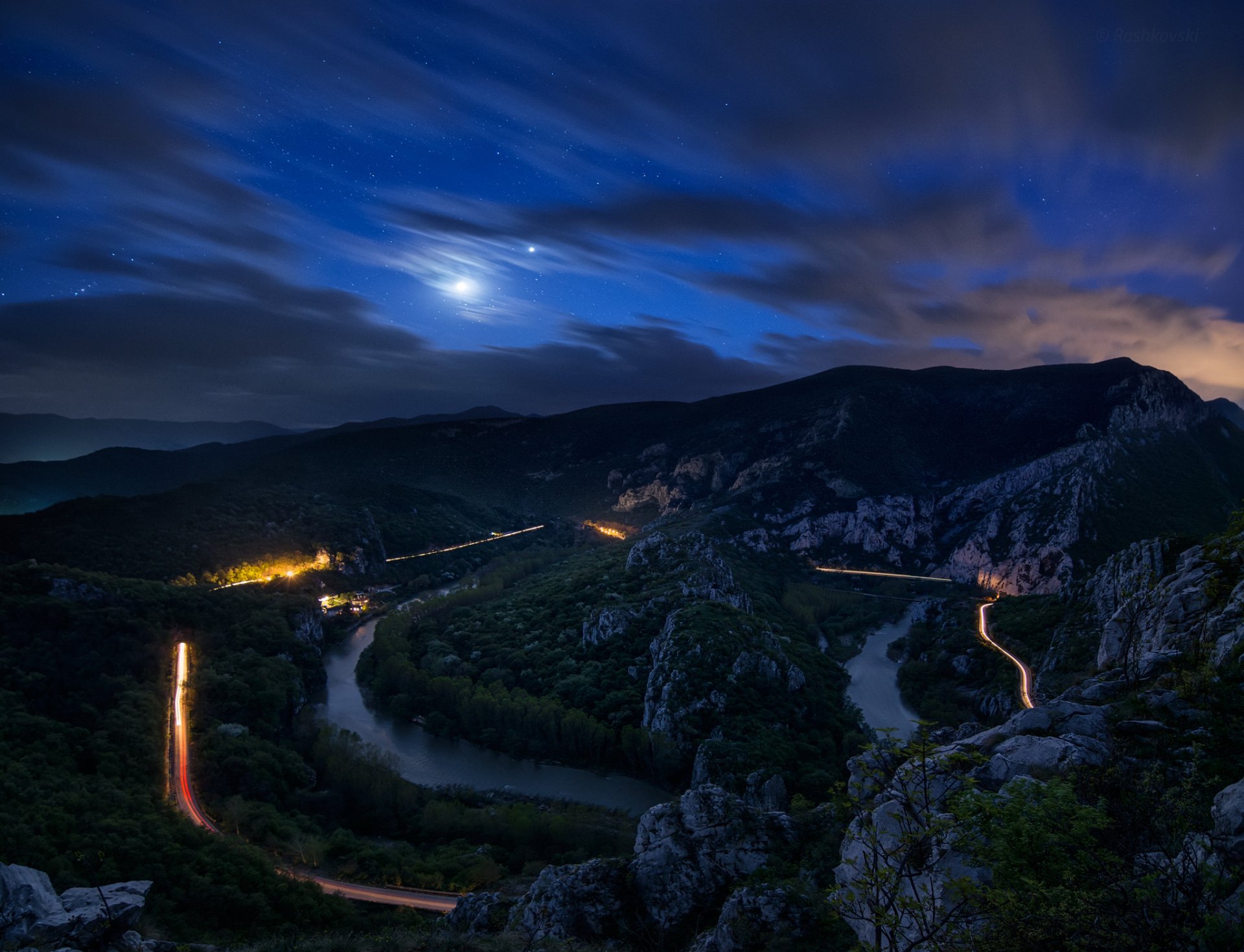 noche bosque montañas piedras árboles río camino cielo.estrellas luna nubes