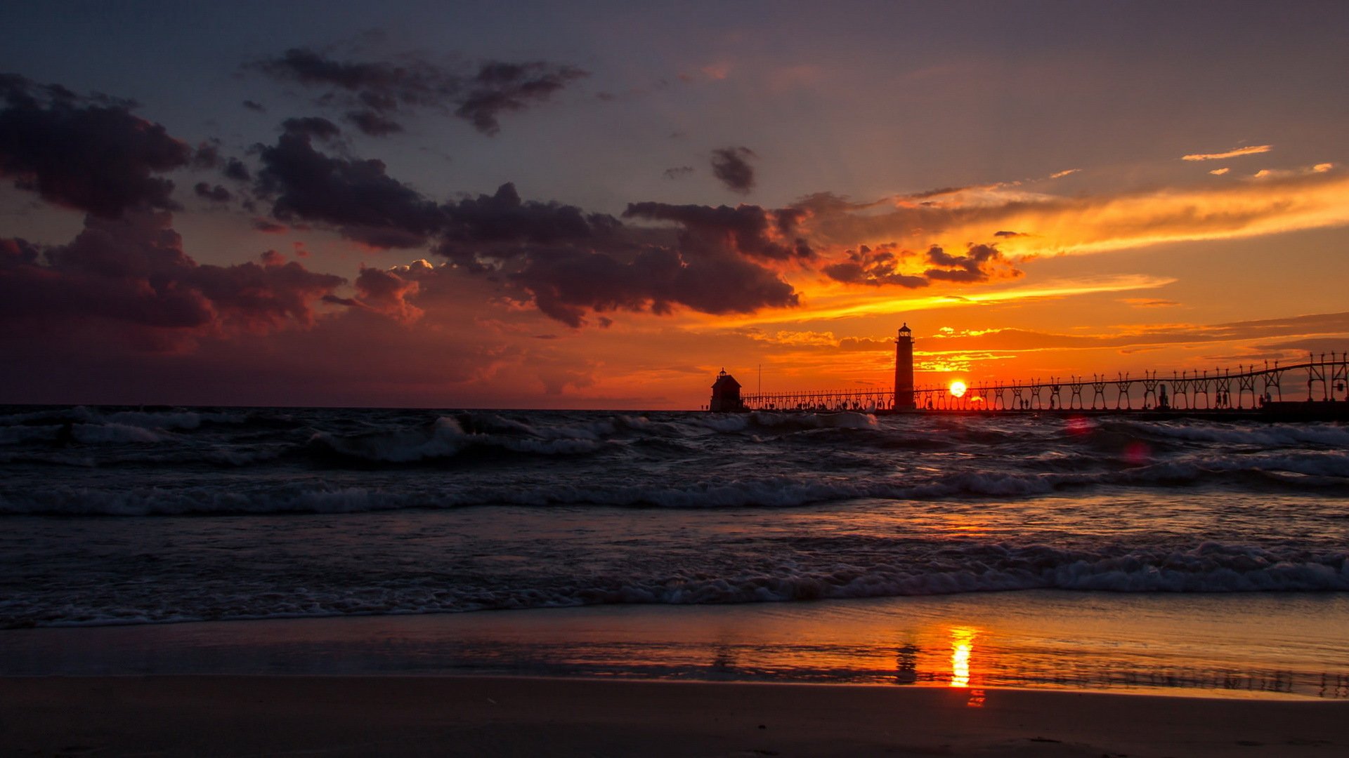 lago michigan antes de la tormenta sol puesta de sol nubes de tormenta muelle olas