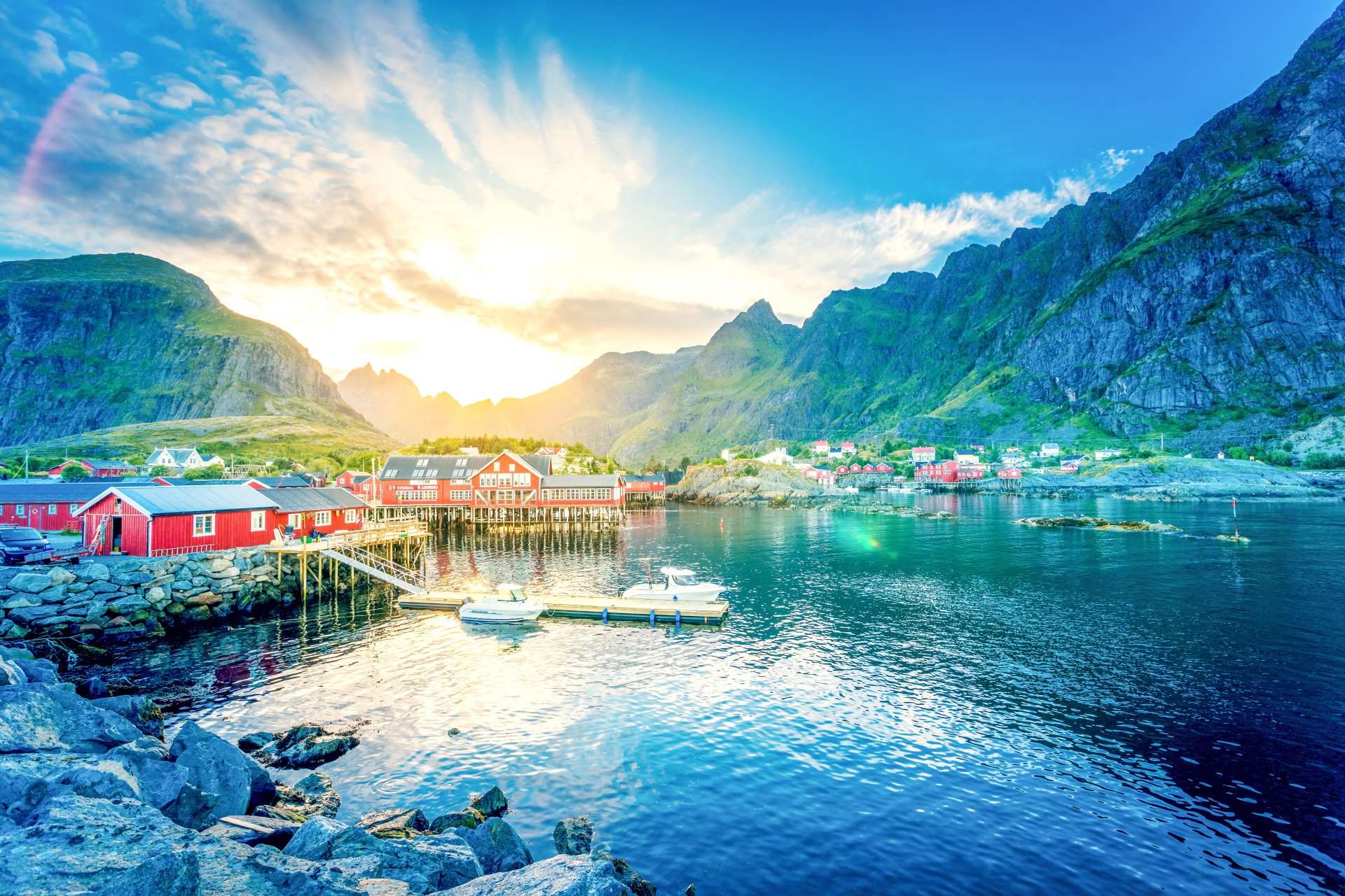 norvège lofoten lac montagne gorge soleil aube ville maison rive pierres quai bateaux