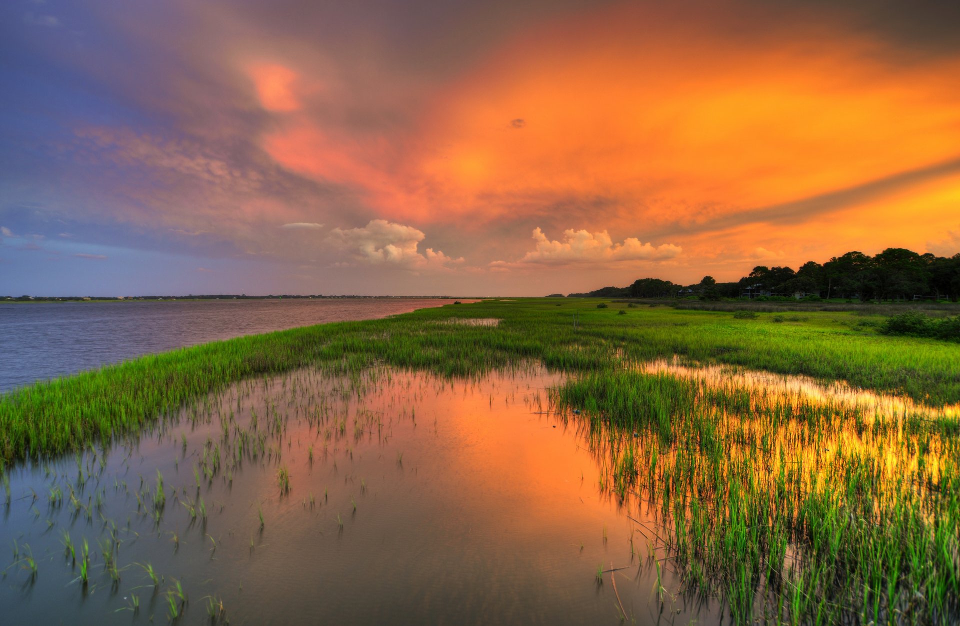 lago tramonto erba