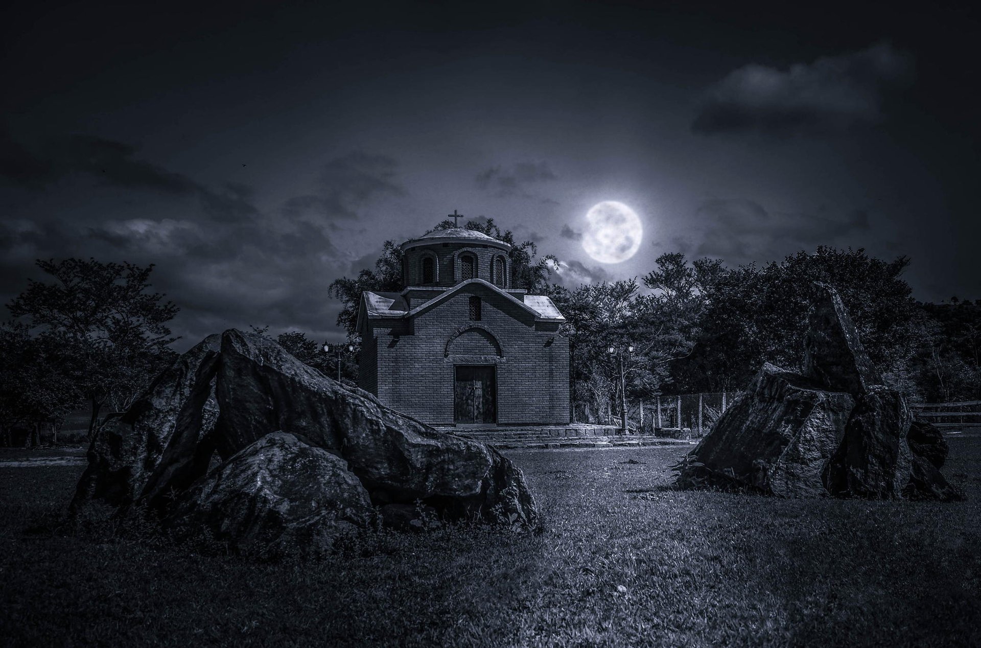 noche cielo nubes luna luna llena iglesia piedras hierba