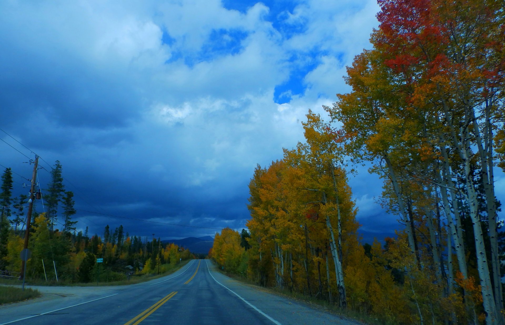 ciel nuages montagnes route arbres automne