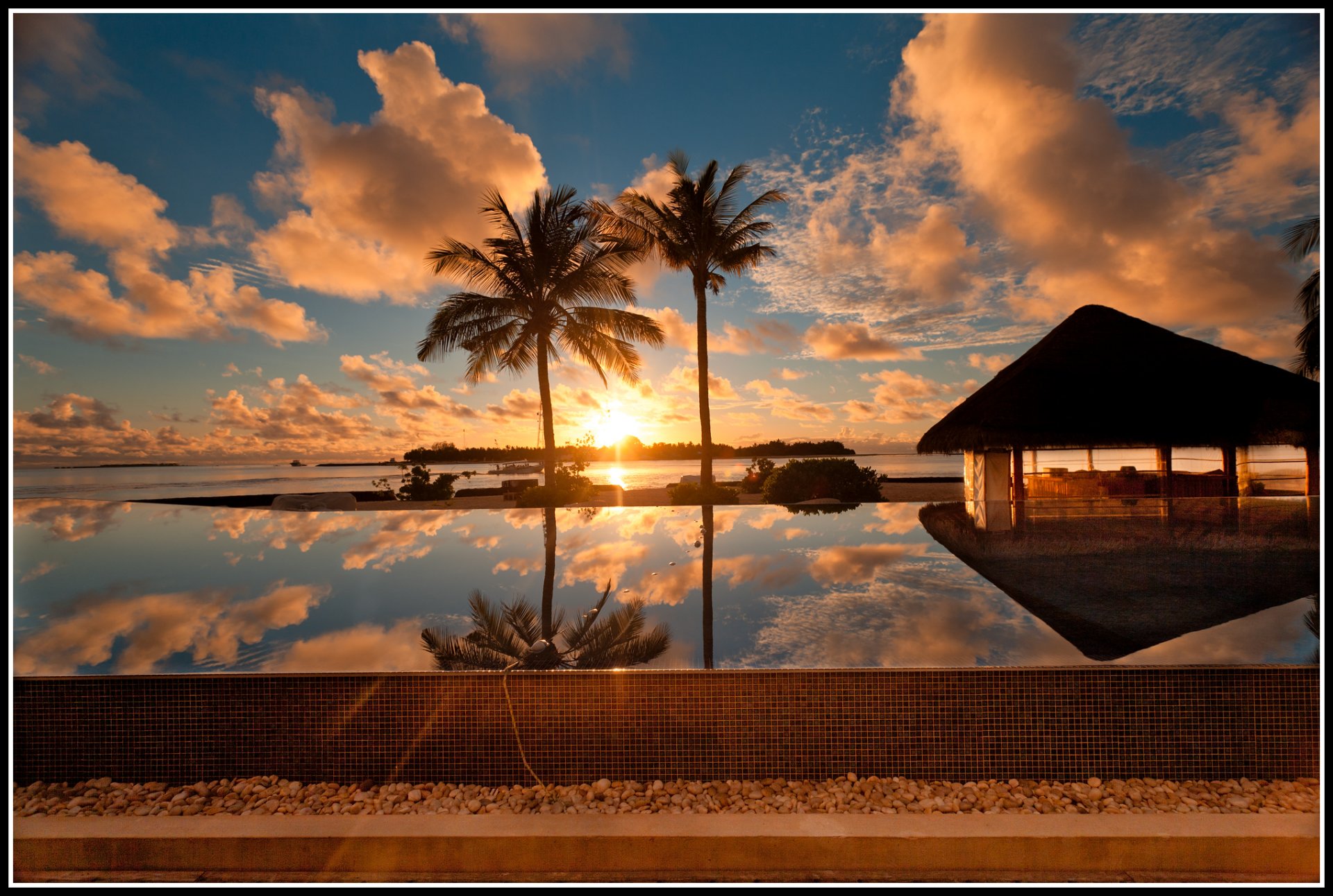 coucher de soleil eau palmiers ciel nuages soleil maldives