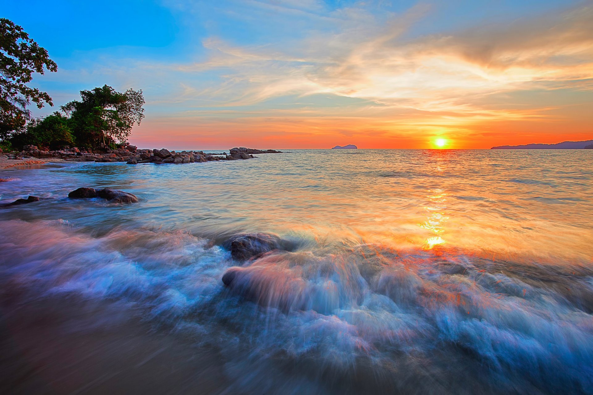 ciel nuages coucher de soleil mer pierres rivage