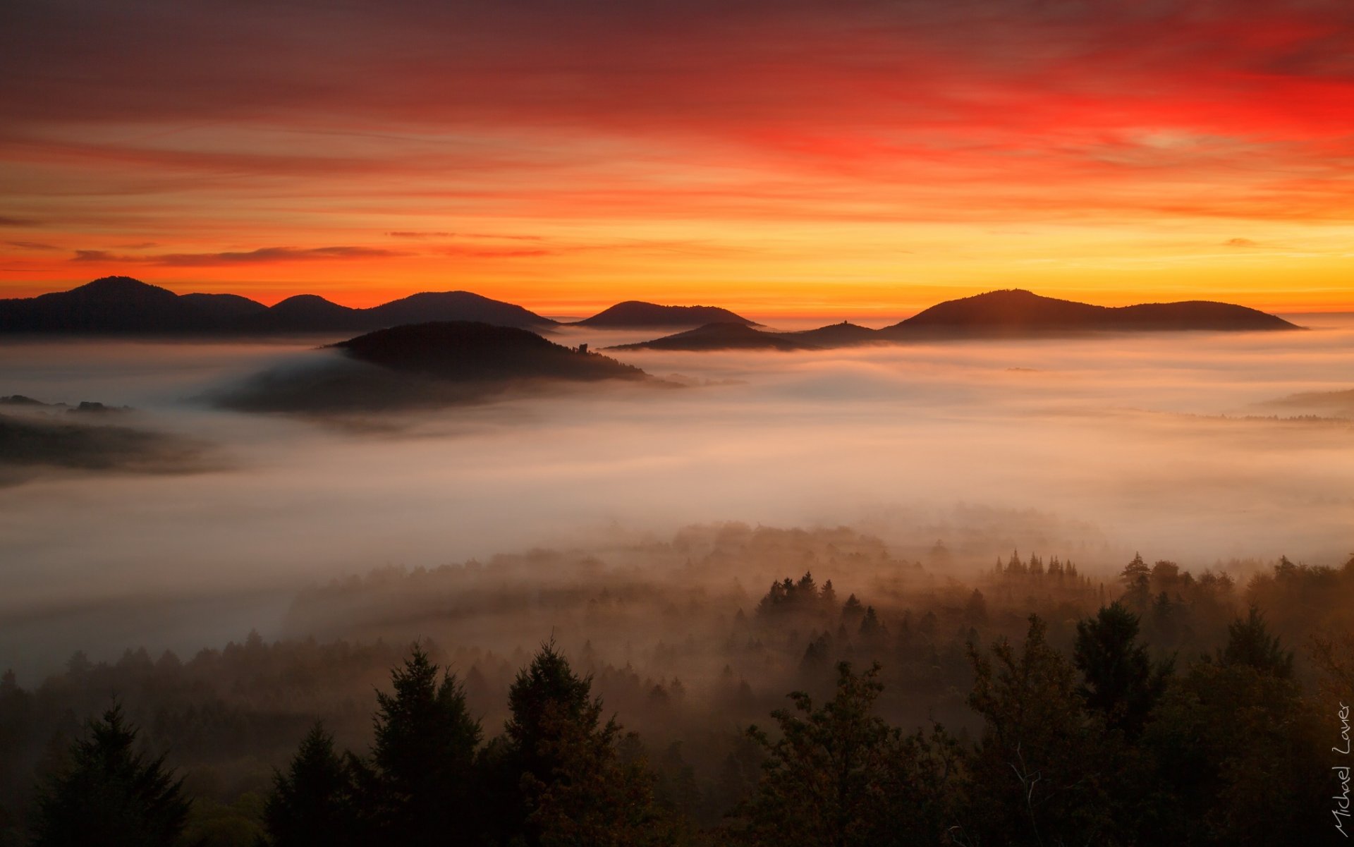 amanecer montañas bosque nubes