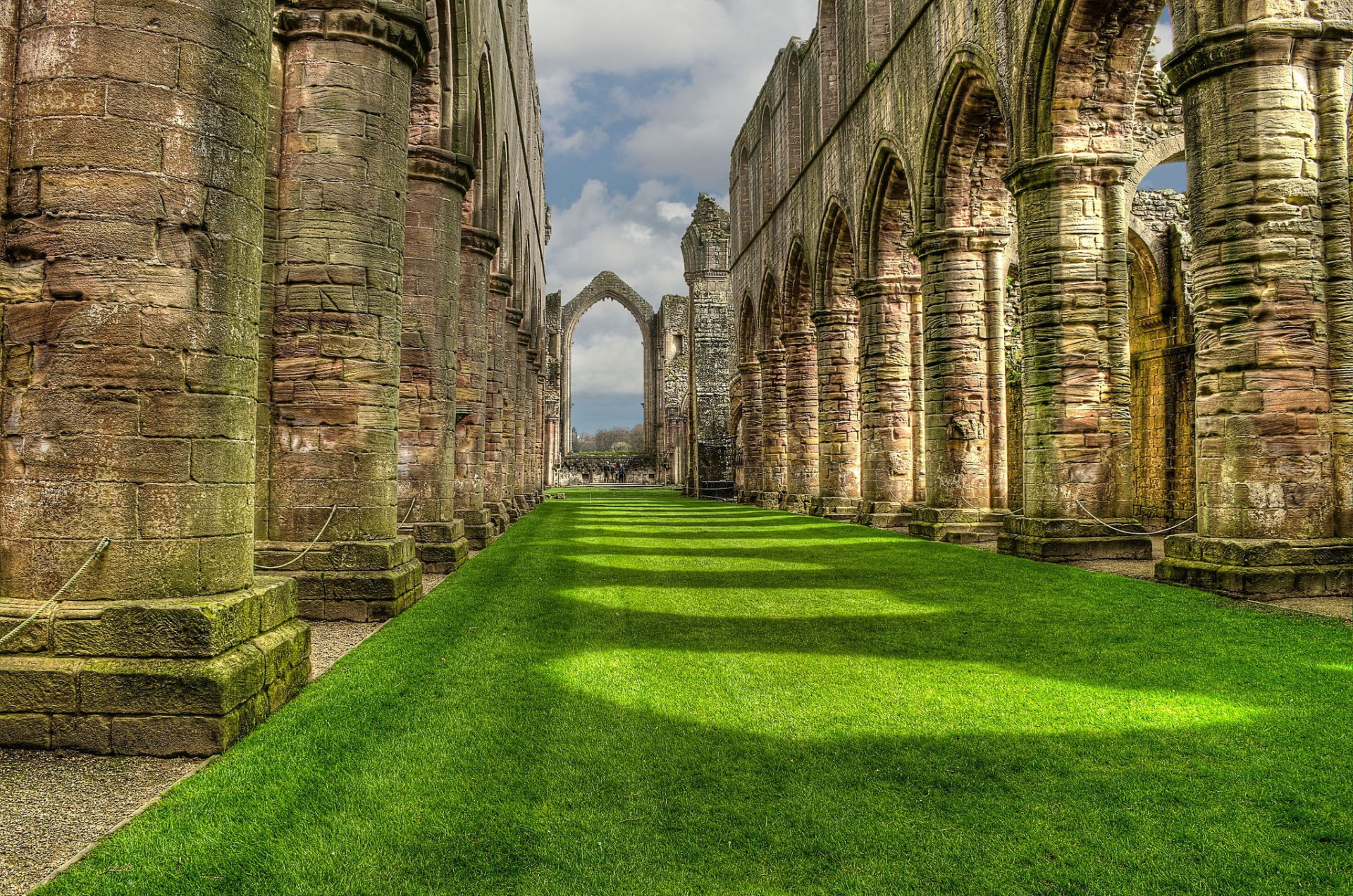 angleterre ciel nuages herbe ruines arche