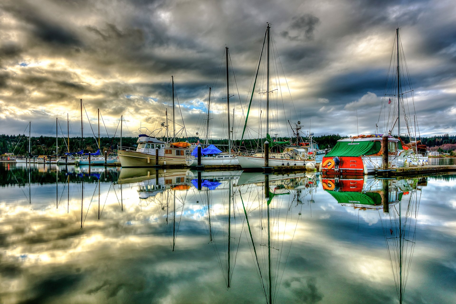 paulsbo marina washington stati uniti cielo nuvole nuvole mare baia baia molo porto turistico parcheggio barca albero yacht riflessione