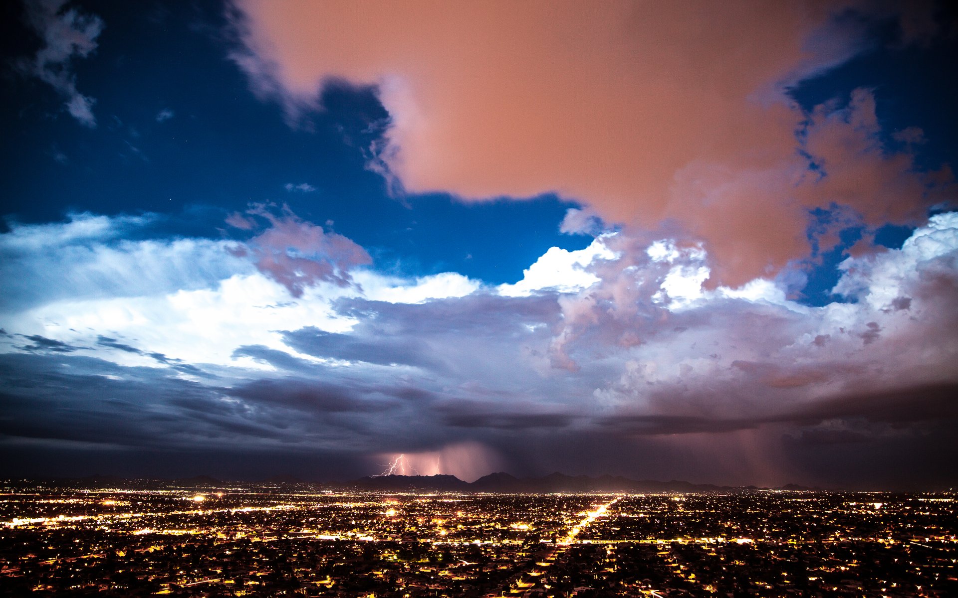 cielo nuvole temporale fulmine tempesta città