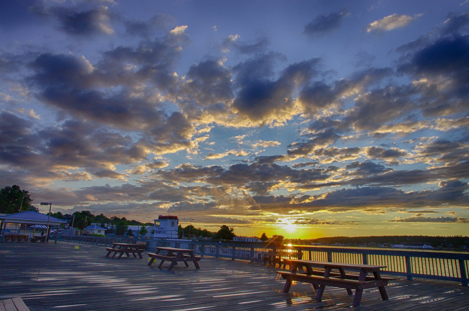 río paseo marítimo sol nubes mañana