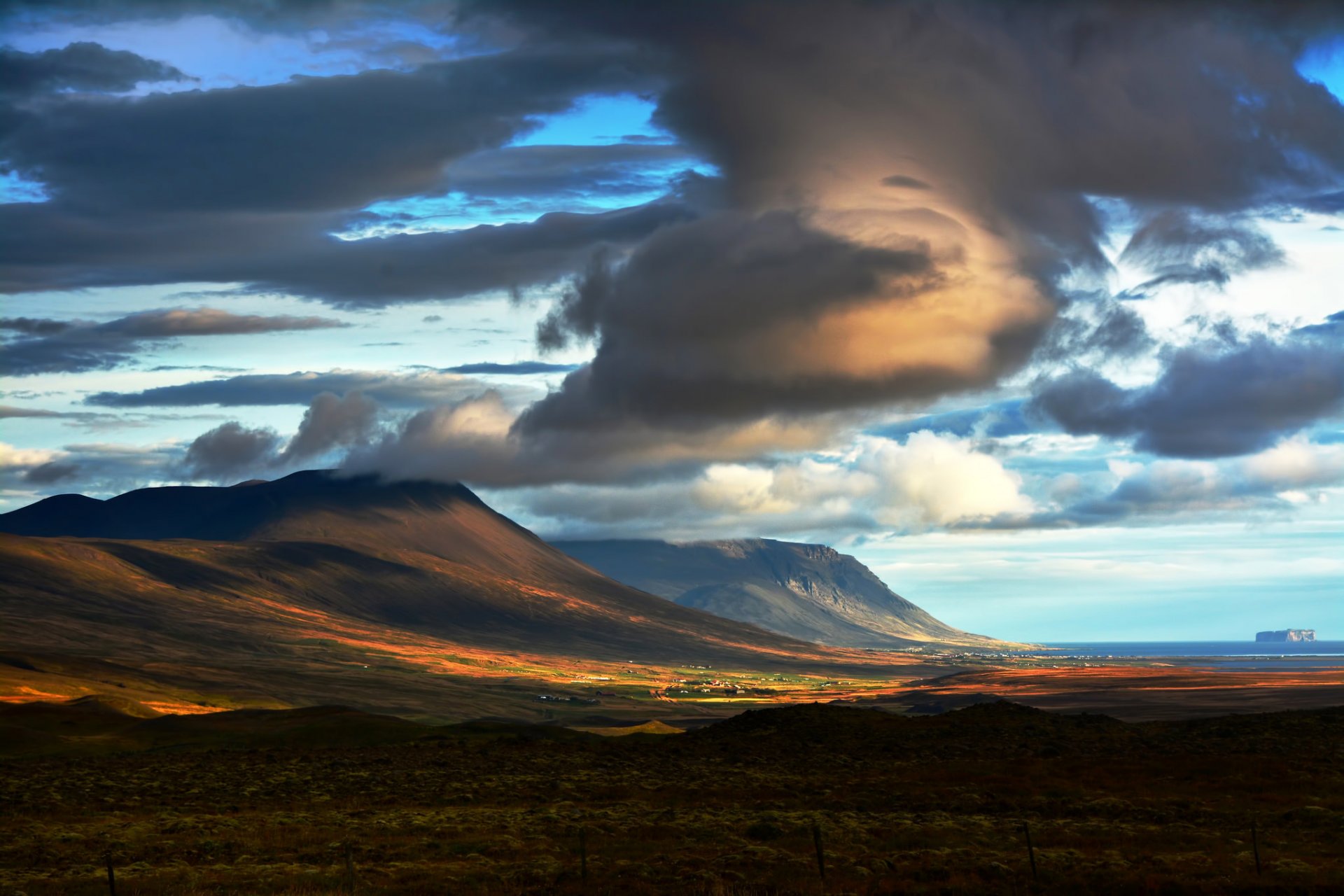 islandia wschód słońca chmury góry cienie