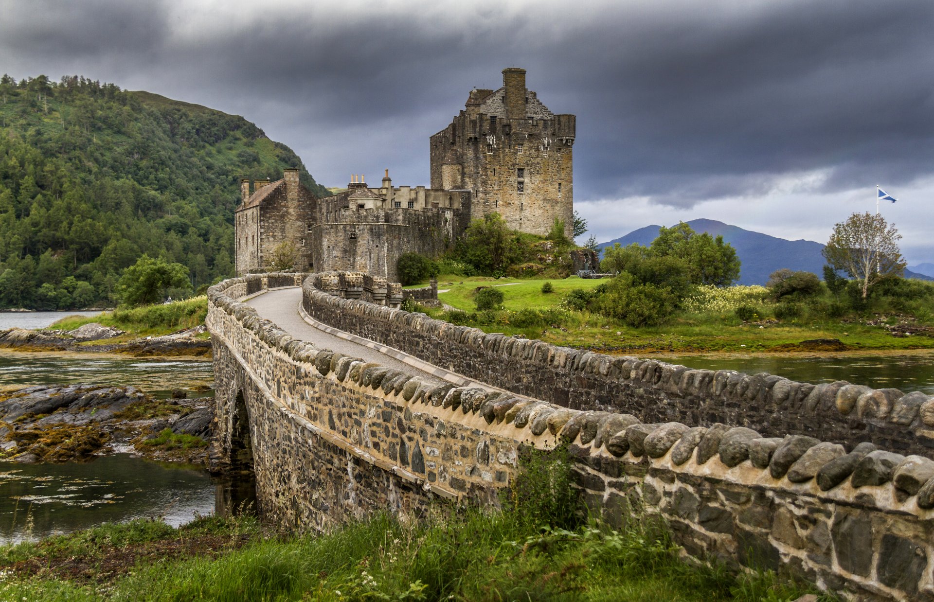 scozia eileen donan castello ponte montagne foresta pietre nuvole