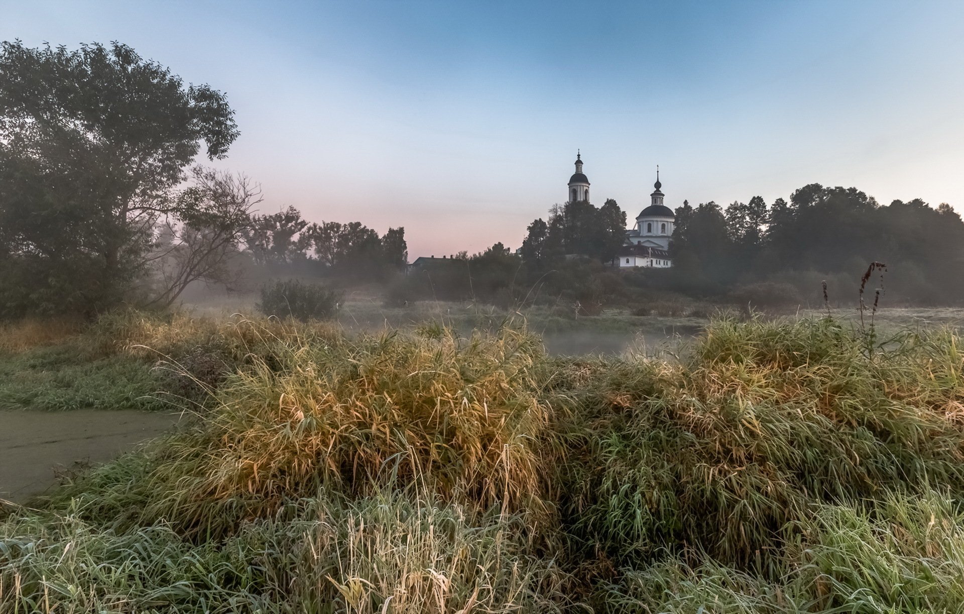 pole mgła świątynia krajobraz