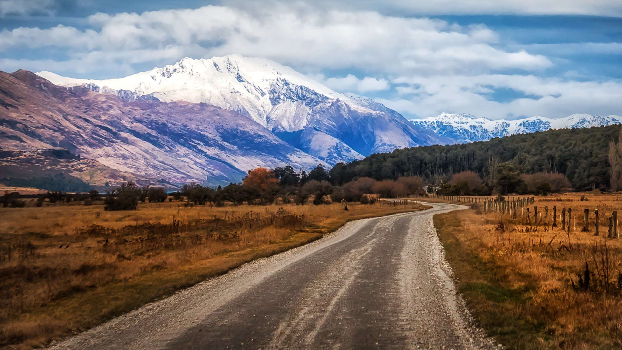 nouvelle-zélande glenorchy route montagnes champs clôture nuages ciel lac