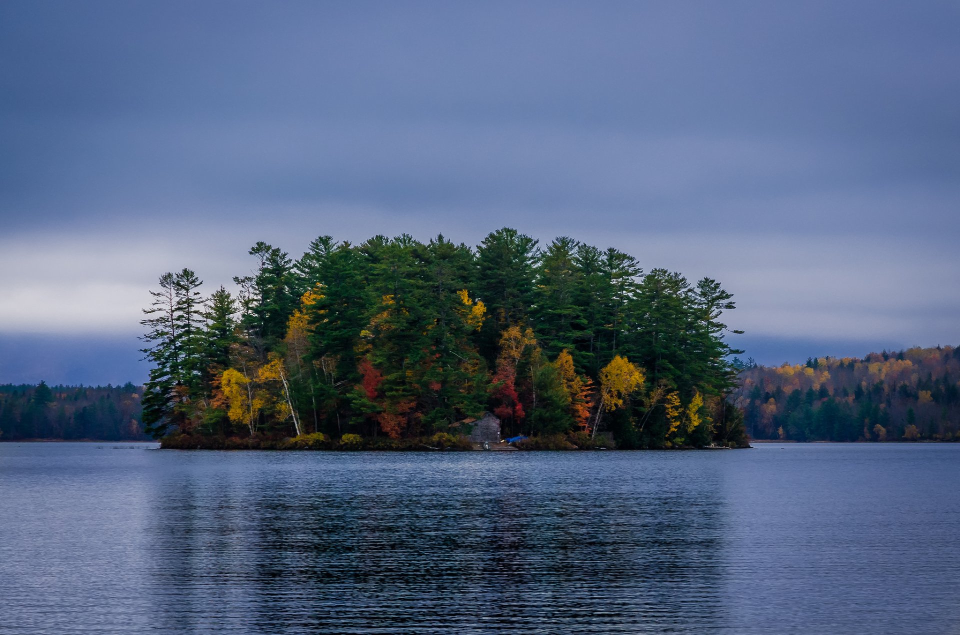 cielo nubes lago bosque isla árboles otoño