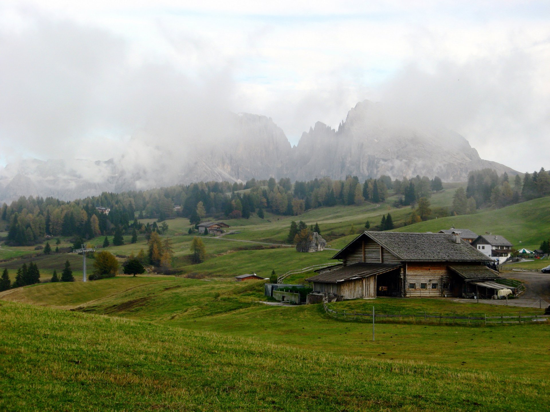 italie seiser alm champs prairies montagnes alpes maisons nuages