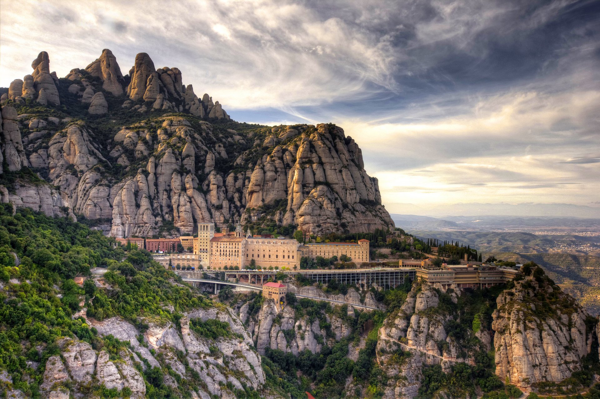 spagna barcellona montagne santa maria de montserrat monastero cattedrale nuvole natura paesaggio