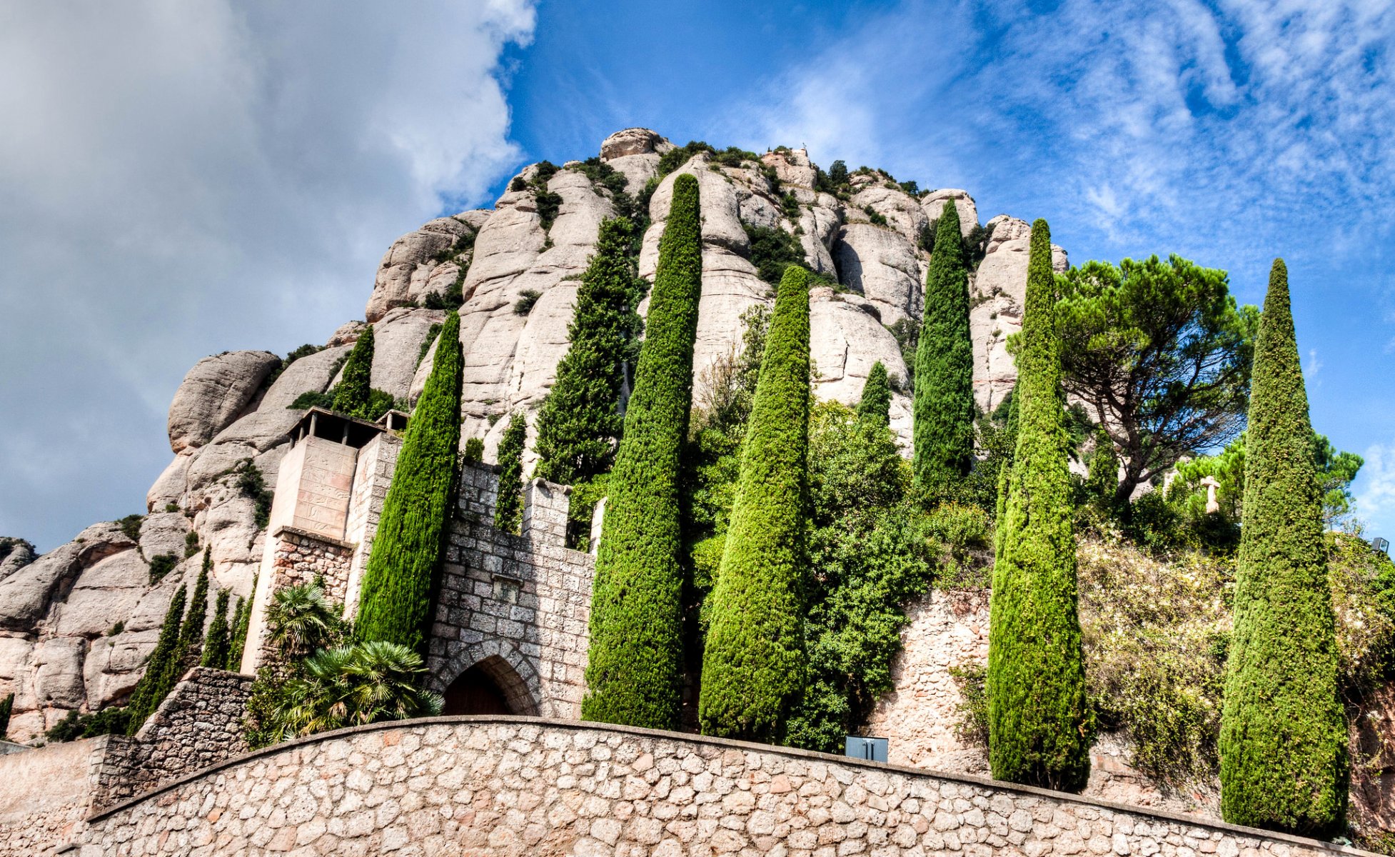 monserat catalogne espagne montagne monastère arbres ciel nuages