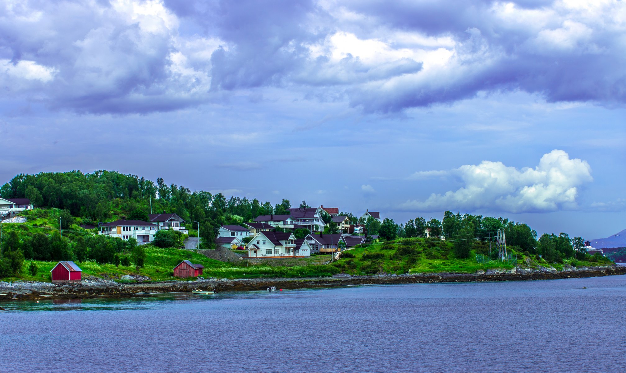 norwegen hügel häuser himmel wolken wolken bäume bucht meer