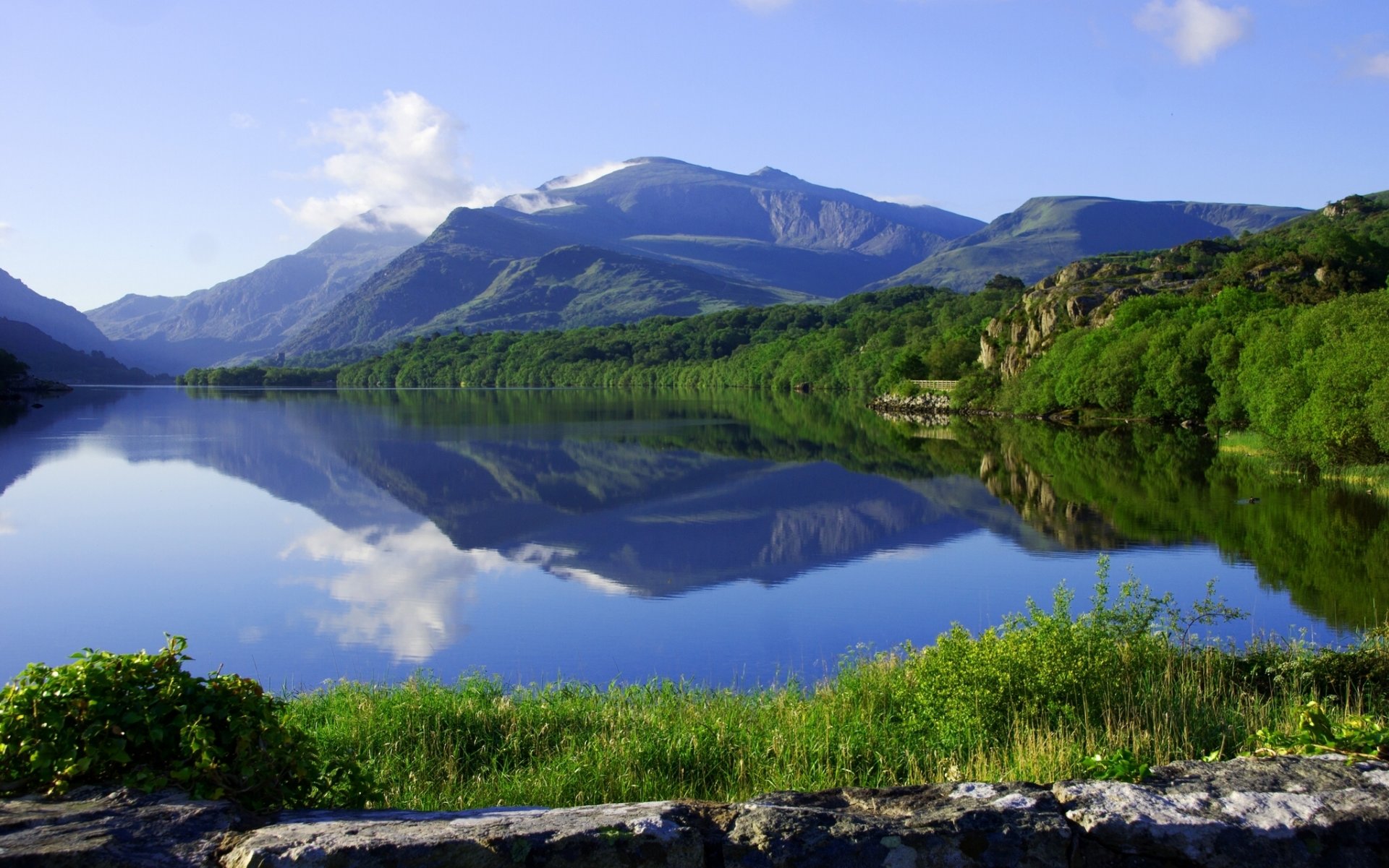 llyn padarn snowdonia gales inglaterra lago montañas reflexión bosque