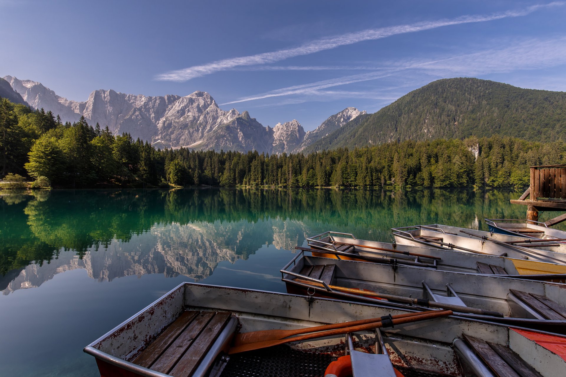 lagi di fusin jeziora fusine tarvisio włochy alpy jezioro fusine jezioro góry odbicie las łodzie