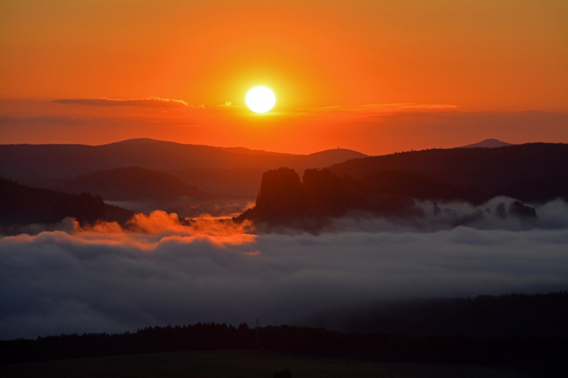 ciel nuages soleil coucher de soleil montagnes brouillard