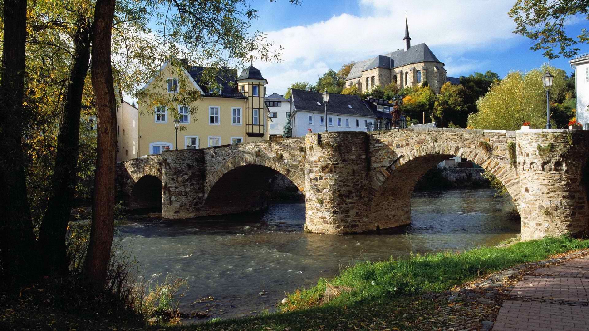 miasto rzeka most dom drzewa niebo