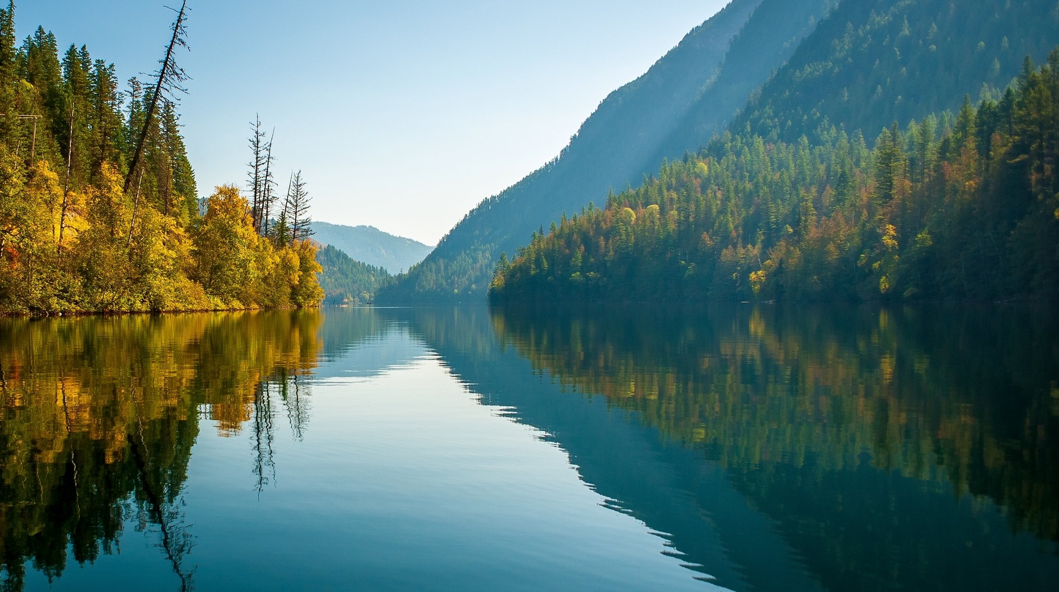 echo lake monashee mountains british columbia kanada eco lake monashee mountains herbst see berge wald reflexion