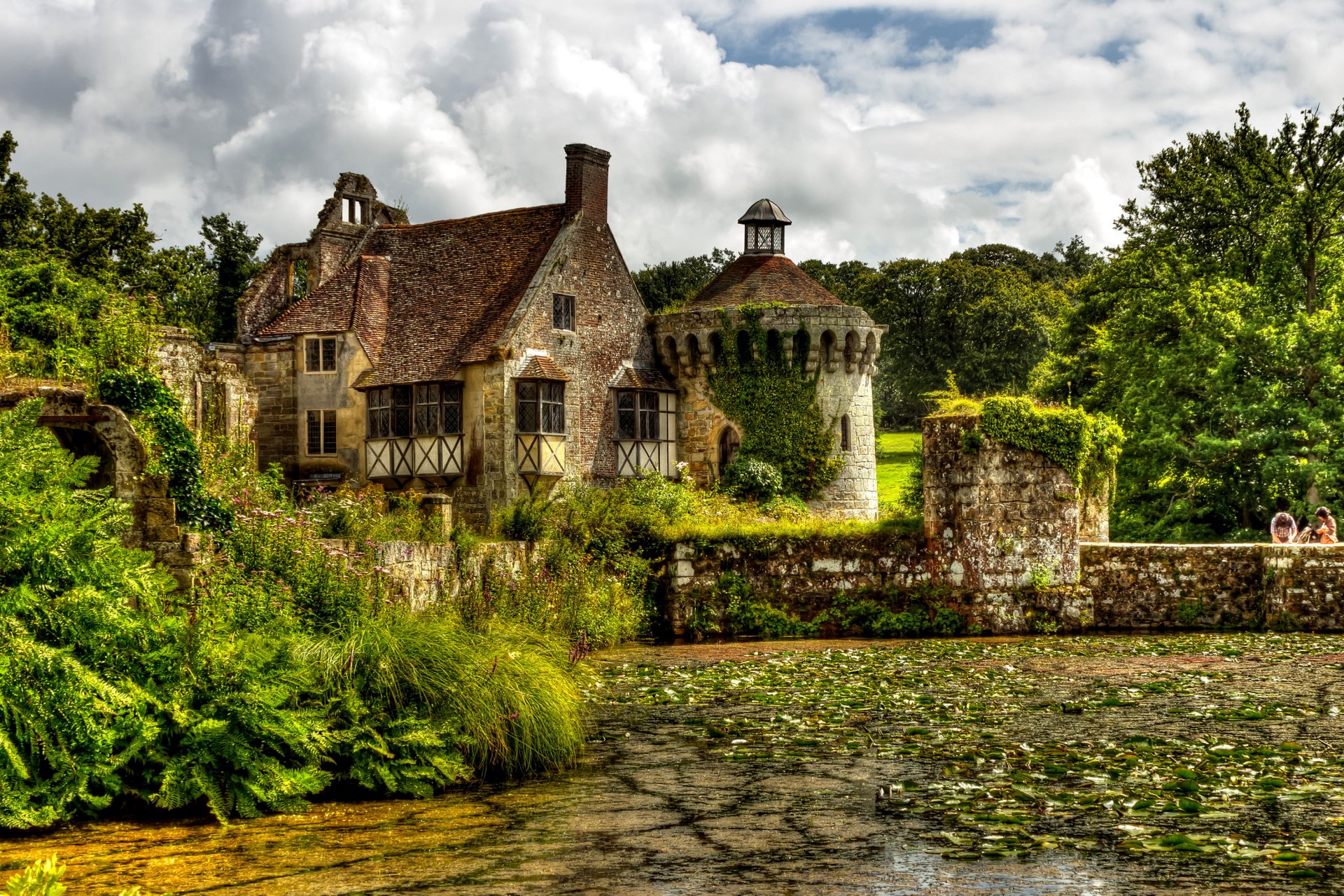 scotney castle anglia zamek staw most drzewa krzewy zieleń chmury natura