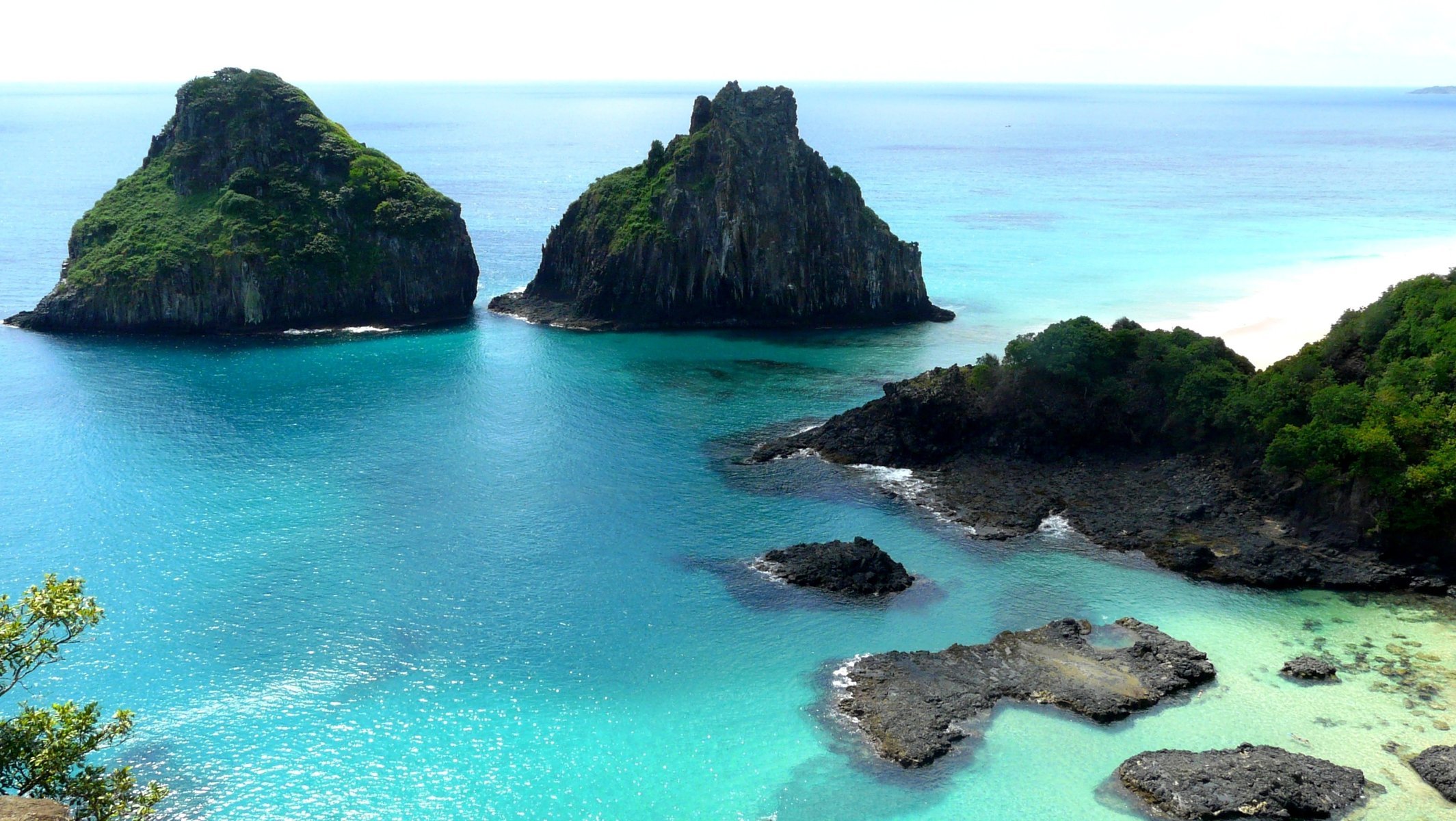 paisaje mar rocas ramas cielo