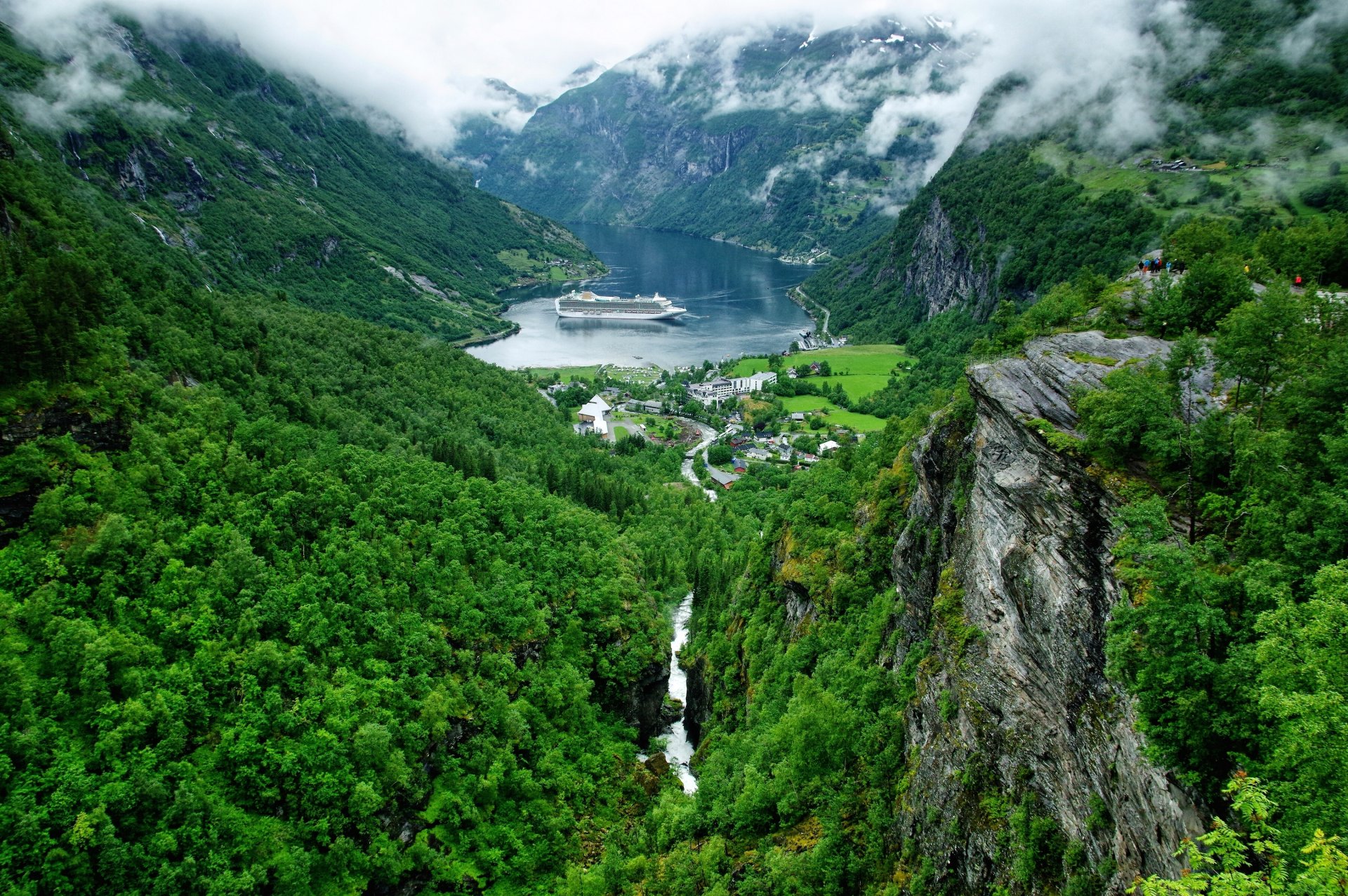 geiranger norvège geiranger-fjord fjord montagnes village paquebot panorama