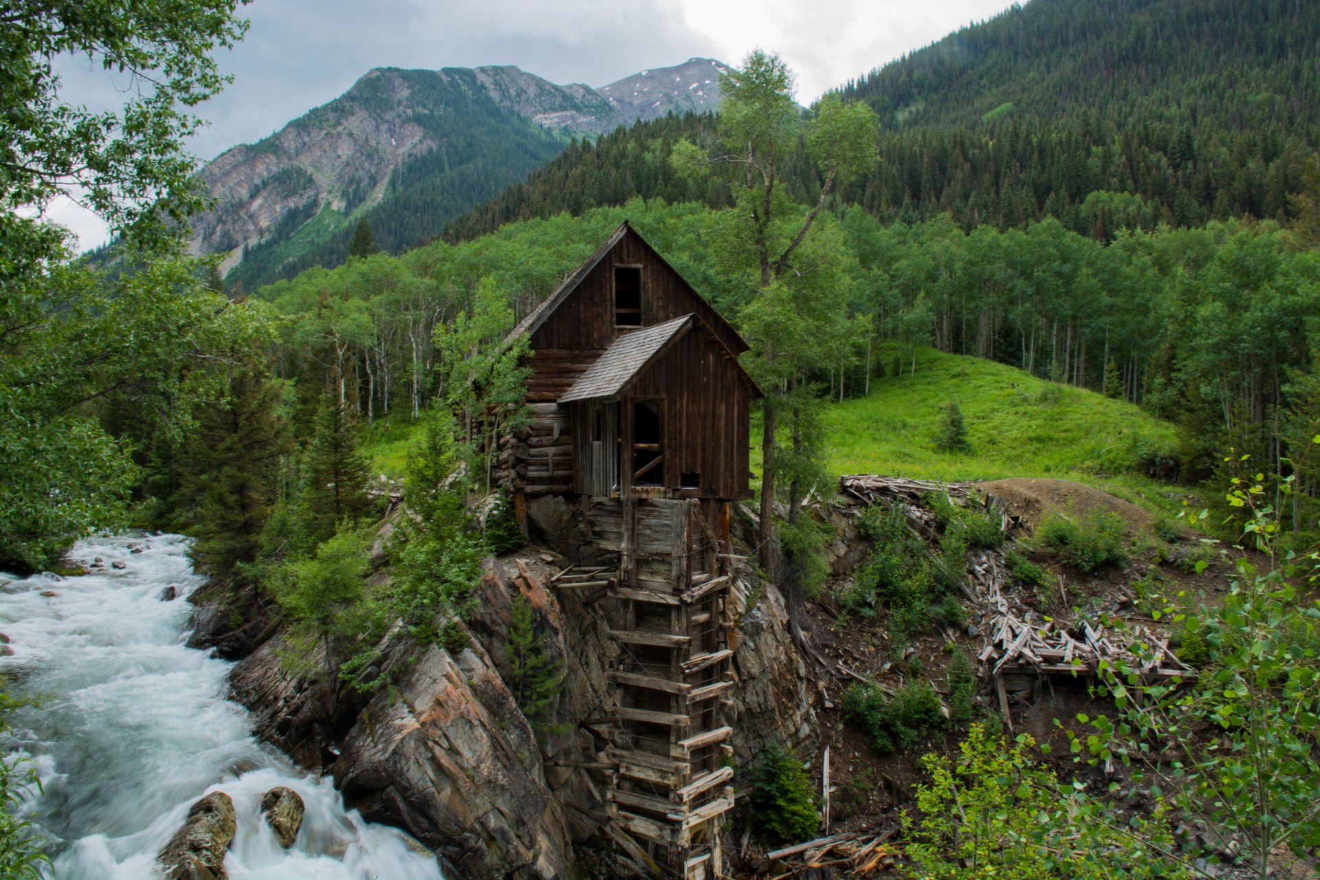 moulin à cristal montagnes rivière