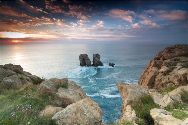 Hermoso paisaje, rocas en el mar