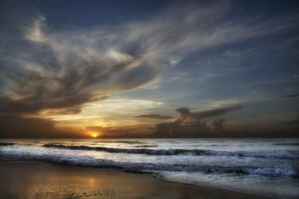 Paysage: mer et vagues, beau coucher de soleil