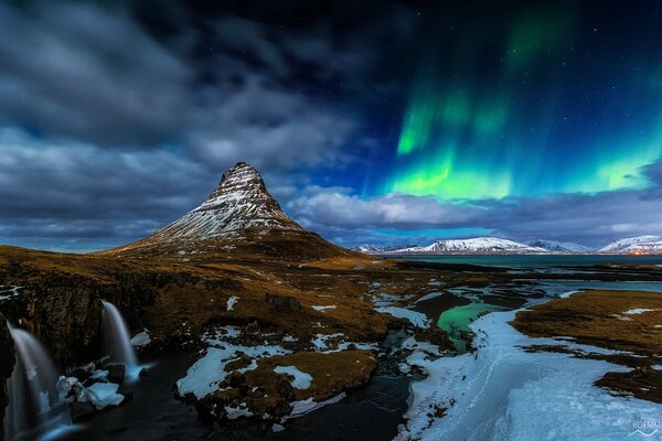 Aurora boreale in Islanda. Montagne Dell Islanda