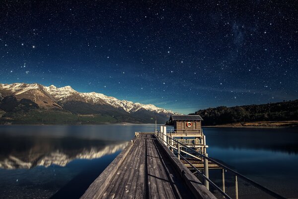 Озеро среди гор и звезд