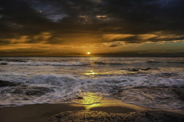 Schöner Sonnenaufgang am Strand am Meer