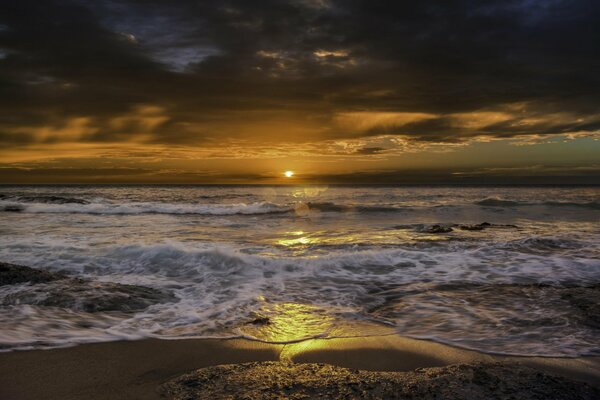 Bella alba sulla spiaggia di mare