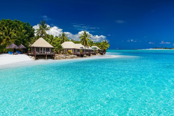 Insel im Meer azurblaues Wasser Sandstrand mit Bungalows