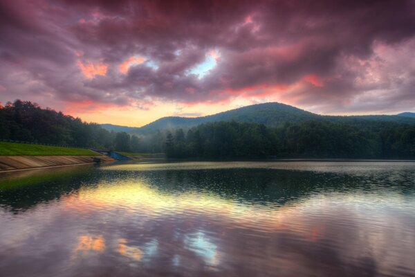Lago brumoso al amanecer