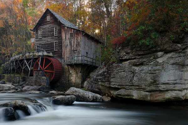 Eine Mühle am Fluss inmitten eines Waldes