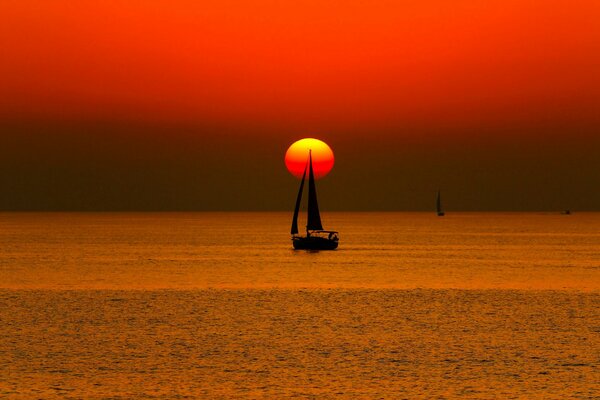 Yate en el mar al atardecer